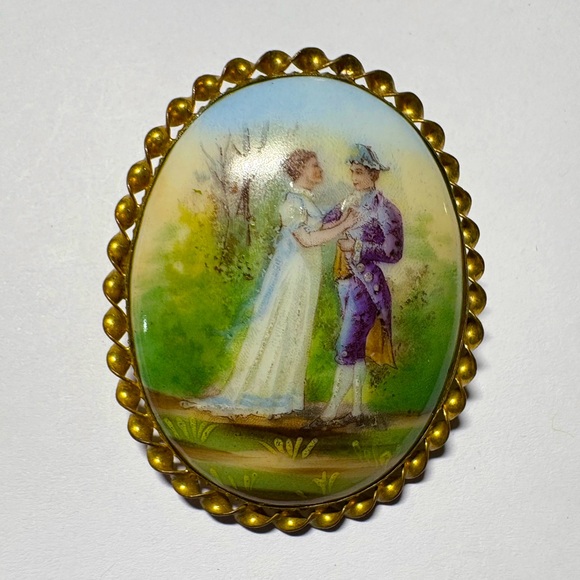 Approx 2” Resin Cameo Brooch Gold Tone Oval Vintage Estate Piece - Picture 1 of 9